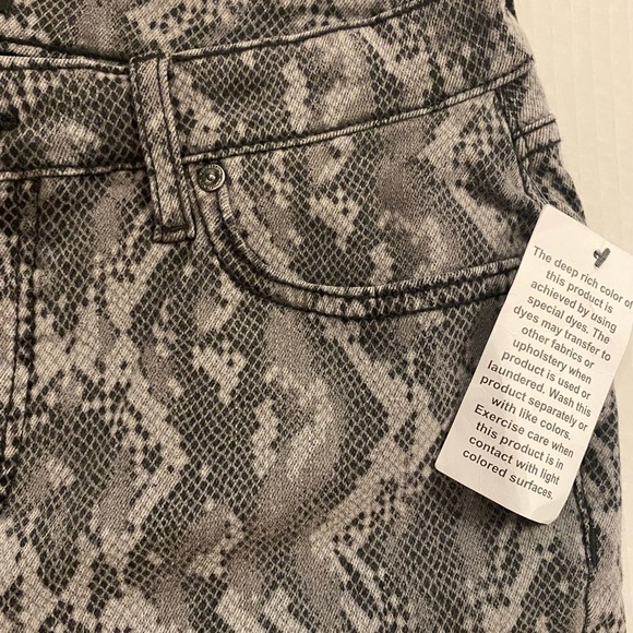 Halston Women’s Gray Snake Print Jeans NEW size 6 - Picture 2 of 11